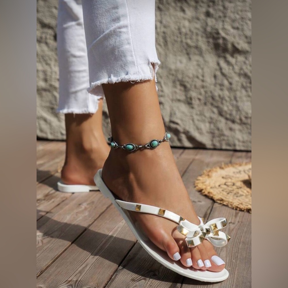 Rockstud White rubber Sandals with studs women’s shoes size 6, 7, 8, 9